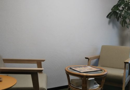 カウンセリングルーム内の椅子を新調しました